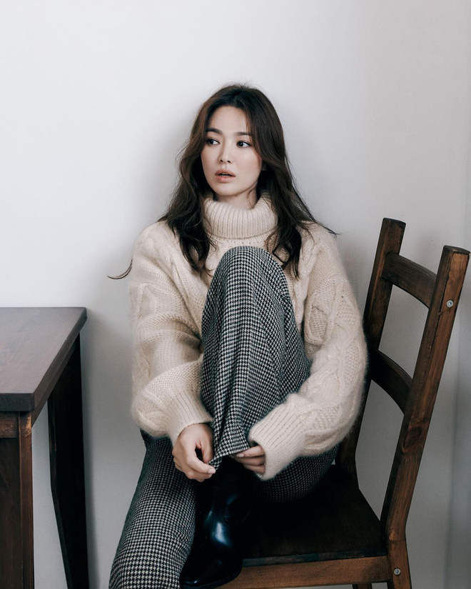 Chẳng cần phải gồng, Song Hye Kyo cứ diện tóc nâu môi desnuda & quot; sương sương & quot;  là thành nữ hoàng nhan sắc - Ảnh 1.