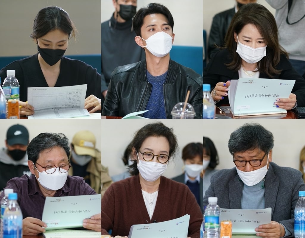 El próximo drama romántico de Song Hye Kyo y Jang Ki Yong revela un destello de su química a partir de la lectura de guión