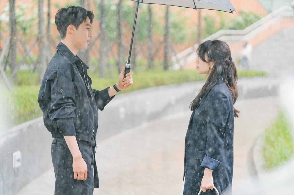 Jang Ki Yong y Song Hye Kyo forman una pareja impresionante mientras se miran en el próximo drama romántico