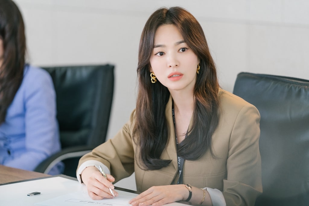 Song Hye Kyo se transforma en una elegante mujer profesional en próximo drama romántico