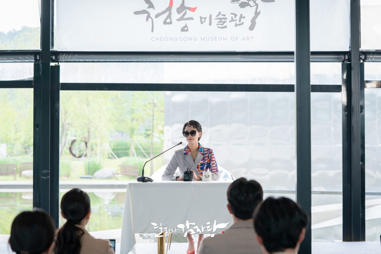 Park Gyu Young comparte sinceramente su historia durante una conferencia de prensa en