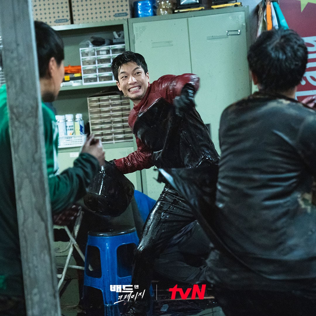 Wi Ha Joon lanza una sonrisa inquietante mientras persigue imprudentemente a los criminales en el próximo drama 