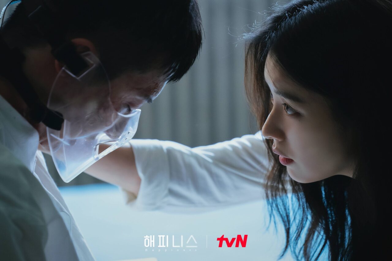 Jo Woo Jin vigila a Han Hyo Joo en caso de que pueda estar infectada con una enfermedad desconocida en
