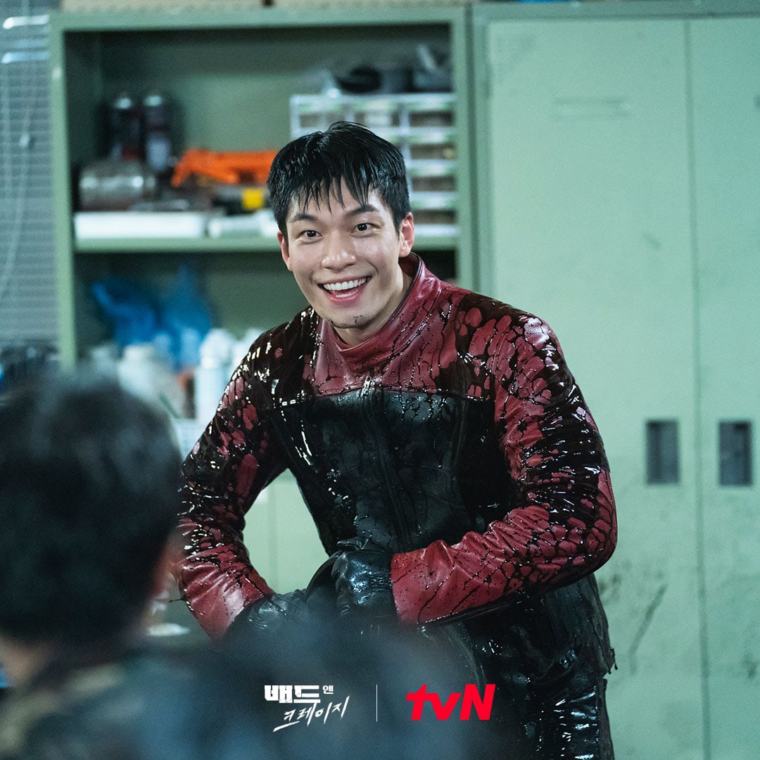 Wi Ha Joon lanza una sonrisa inquietante mientras persigue imprudentemente a los criminales en el próximo drama