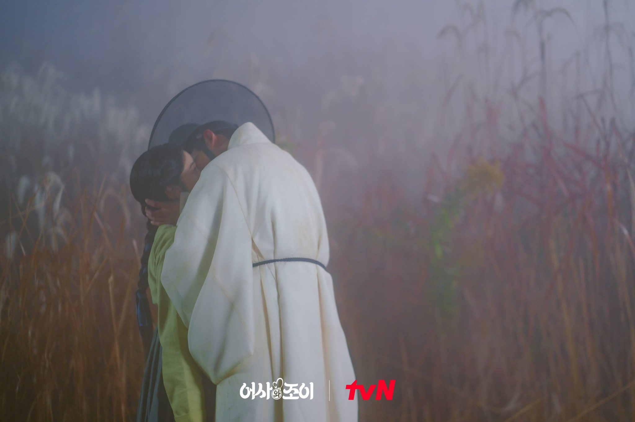 Taecyeon de 2PM besa apasionadamente a Kim Hye Yoon en 