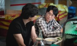 Kim Nam Gil escucha lo que Jin Sun Kyu tiene que decir en el nuevo drama sobre el primer perfilador criminal de Corea