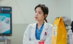 Son Naeun de Apink se transforma en un médico interno que cree en fenómenos sobrenaturales para un nuevo drama con Rain