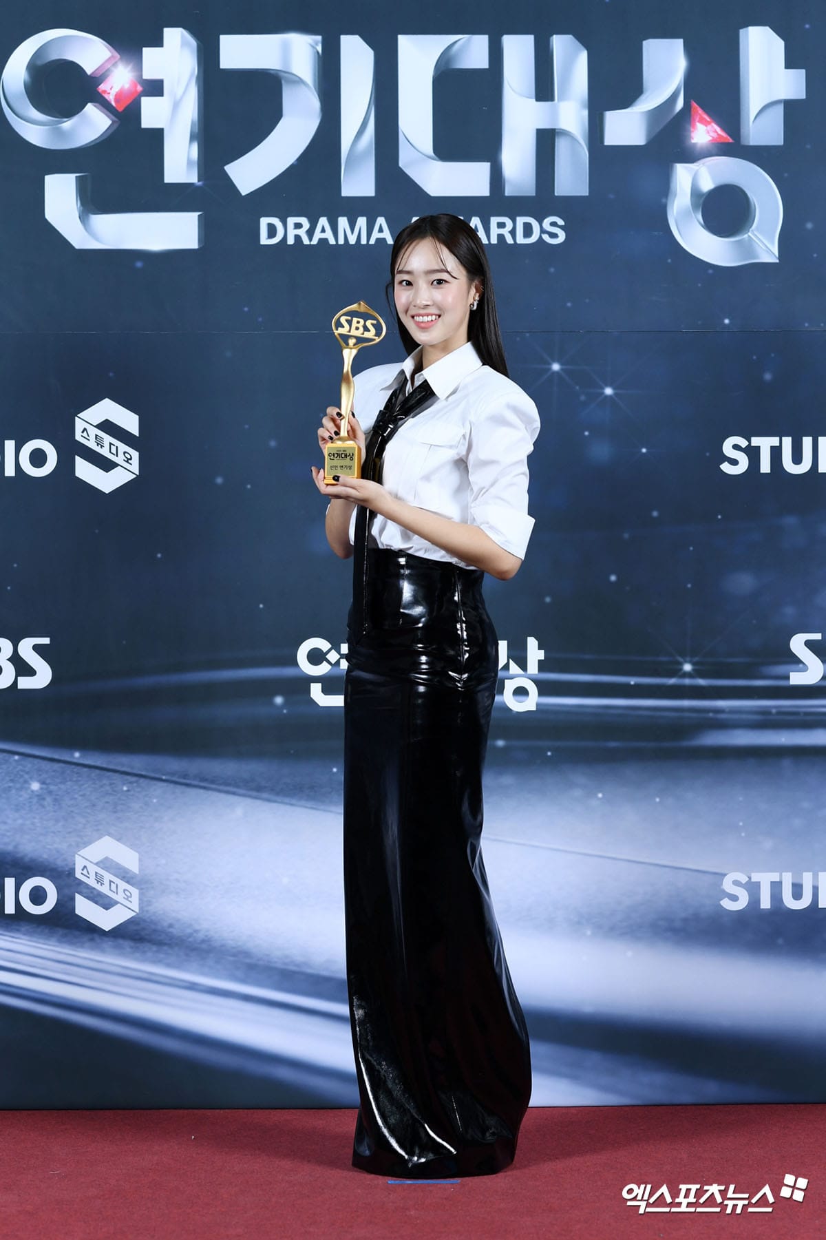 Estrellas muestran sus trofeos y glamour en la alfombra roja de los SBS Drama Awards 2021