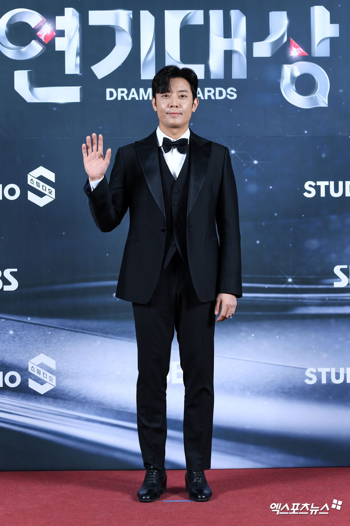 Estrellas muestran sus trofeos y glamour en la alfombra roja de los SBS Drama Awards 2021