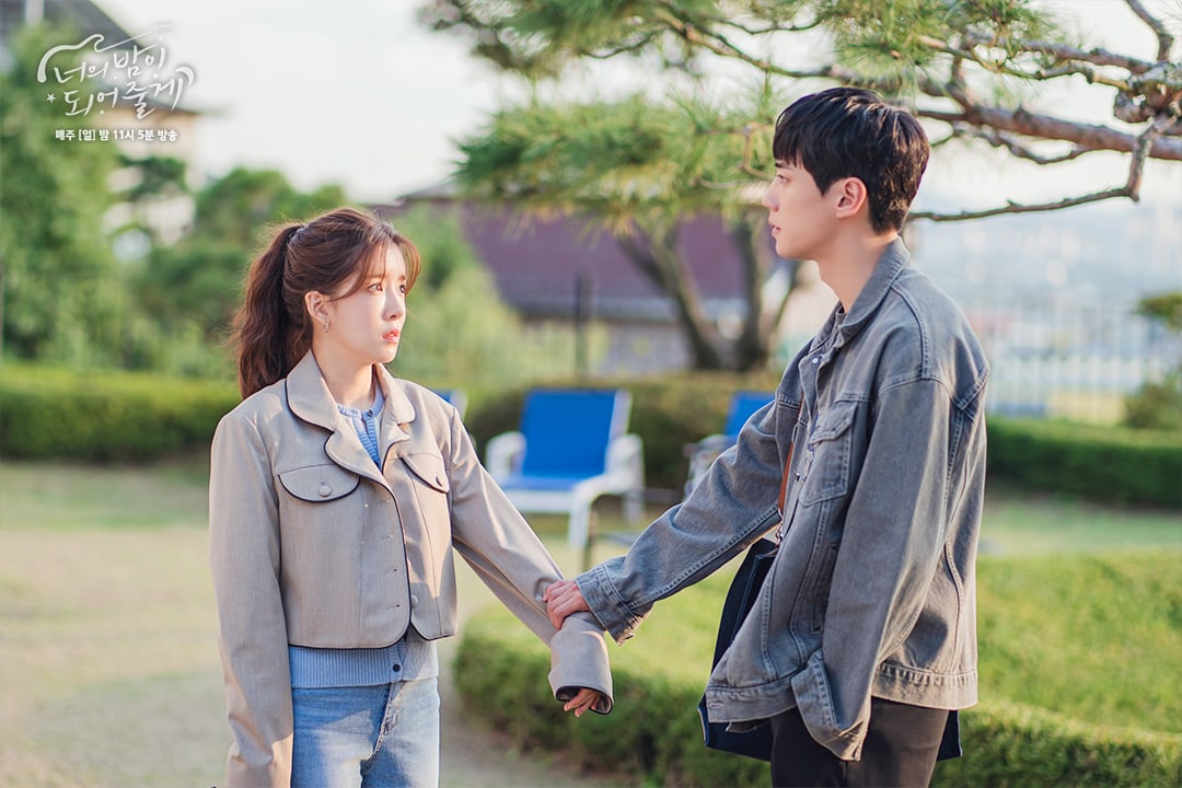 Lee Jun Young ansiosamente intenta entablar una conversación con Jung In Sun en “Let Me Be Your Knight”