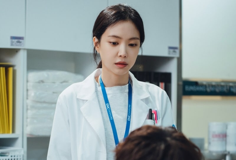Rain y Kim Bum se sumergen en su inusual relación en “Ghost Doctor”