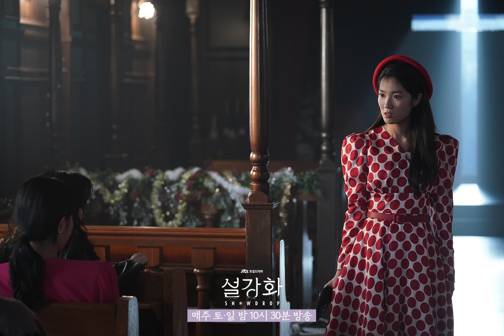 Yoo In Na y Kim Hye Yoon plantean preguntas con su comportamiento sospechoso en “Snowdrop”