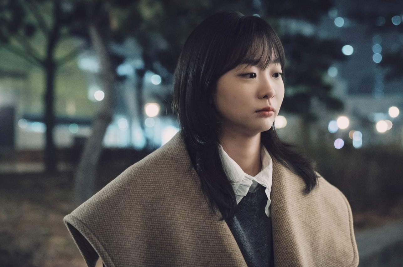 Kim Da Mi se pone atrevida con Choi Woo Shik en “Our Beloved Summer”