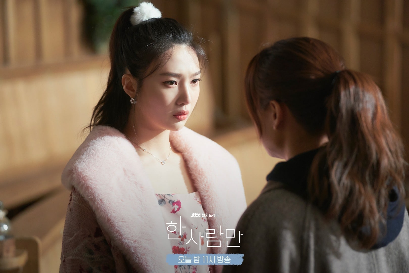 Ahn Eun Jin intenta enviar un mensaje secreto a Joy de Red Velvet sin que la policía se dé cuenta en “The One And Only”