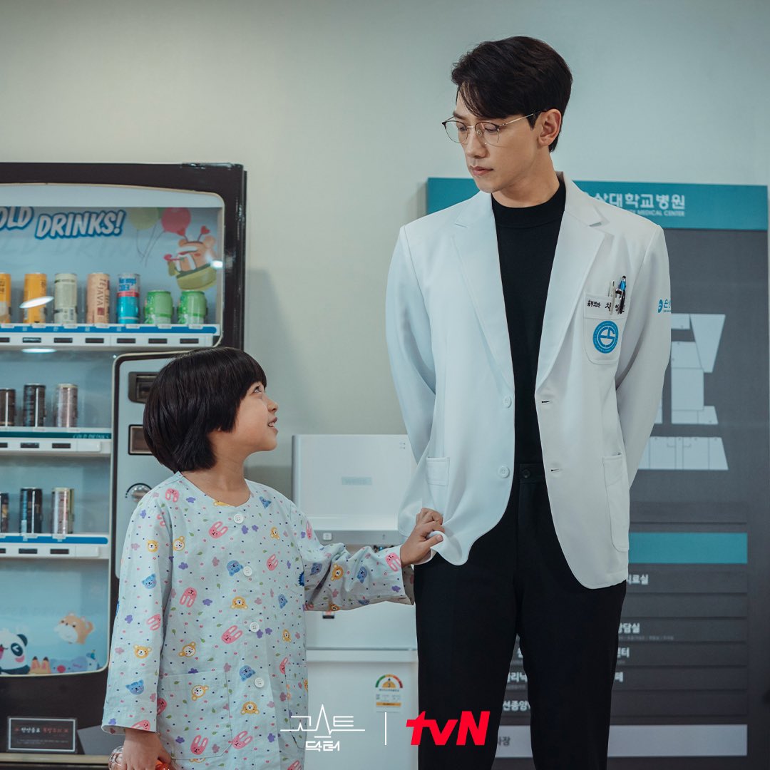El corazón helado de Rain comienza a derretirse mientras comparte el cuerpo de Kim Bum en “Ghost Doctor”