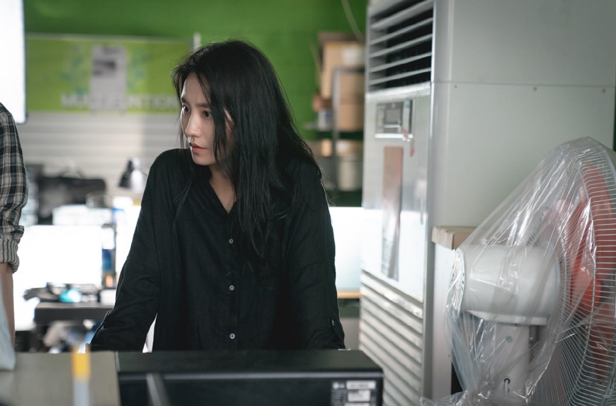 Kim So Jin es una oficial de policía orientada a los detalles en “Through The Darkness”