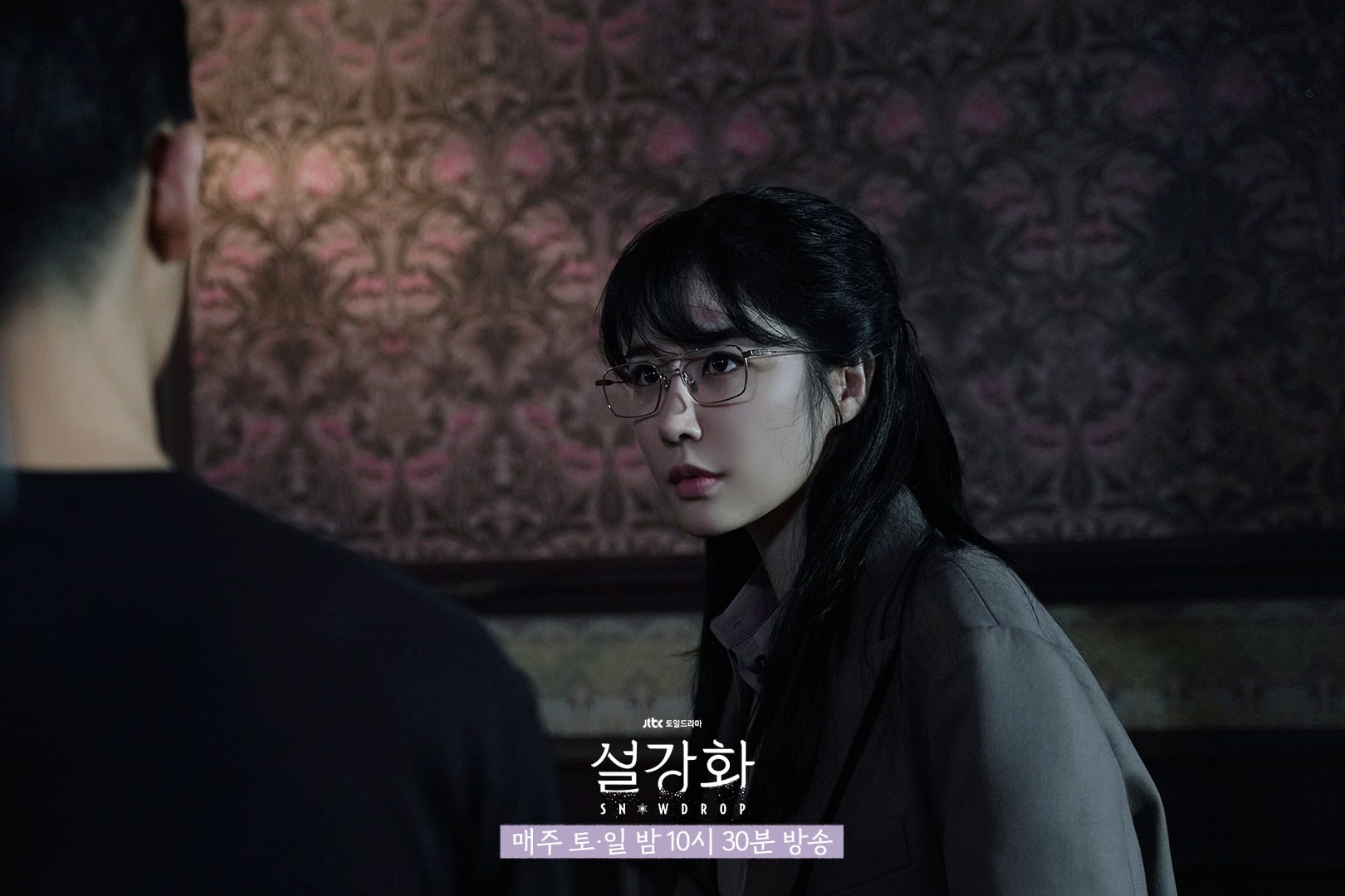 Jung Hae In y Yoo In Na se miran acaloradamente mientras aumenta la tensión en “Snowdrop”