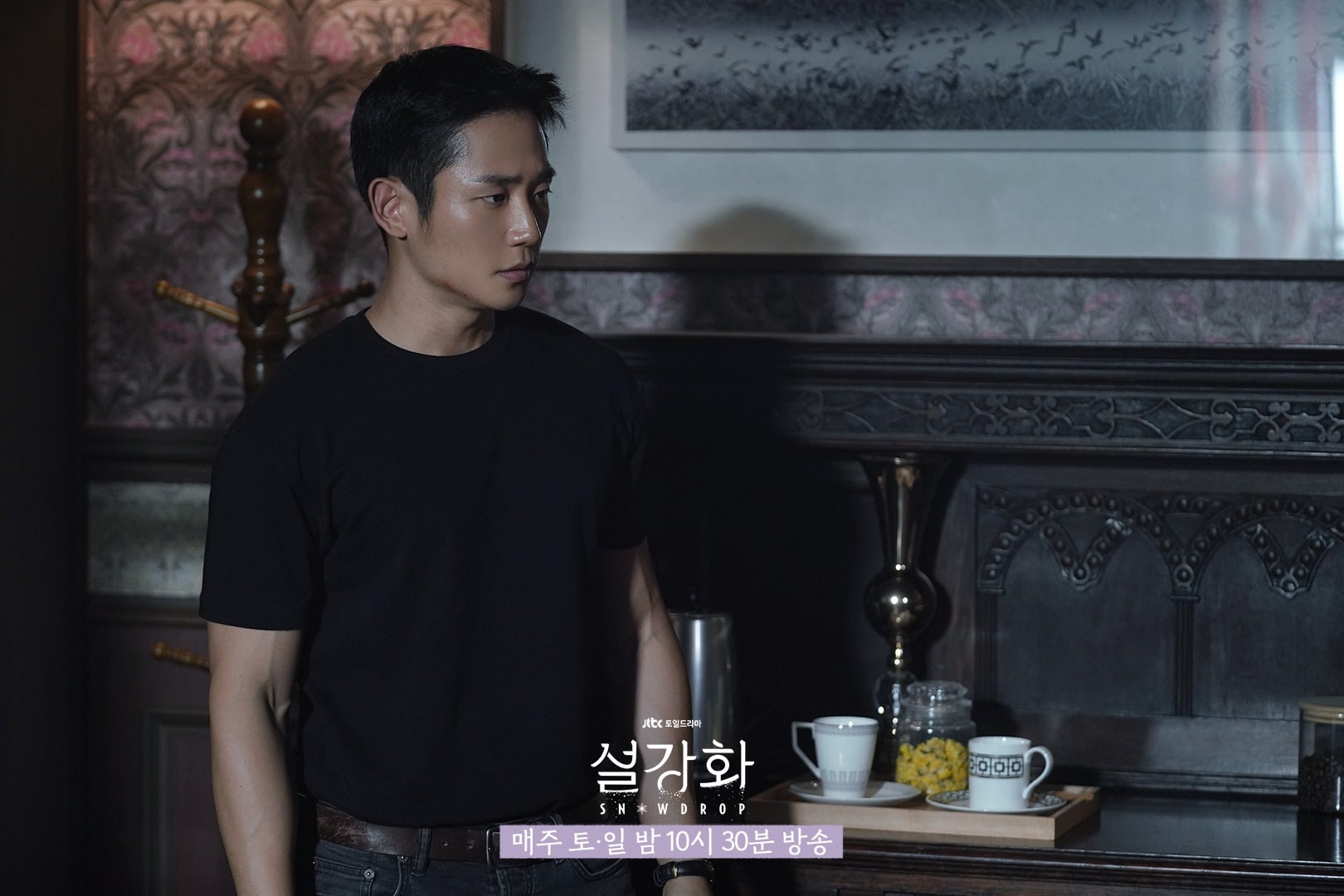 Jung Hae In y Yoo In Na se miran acaloradamente mientras aumenta la tensión en “Snowdrop”