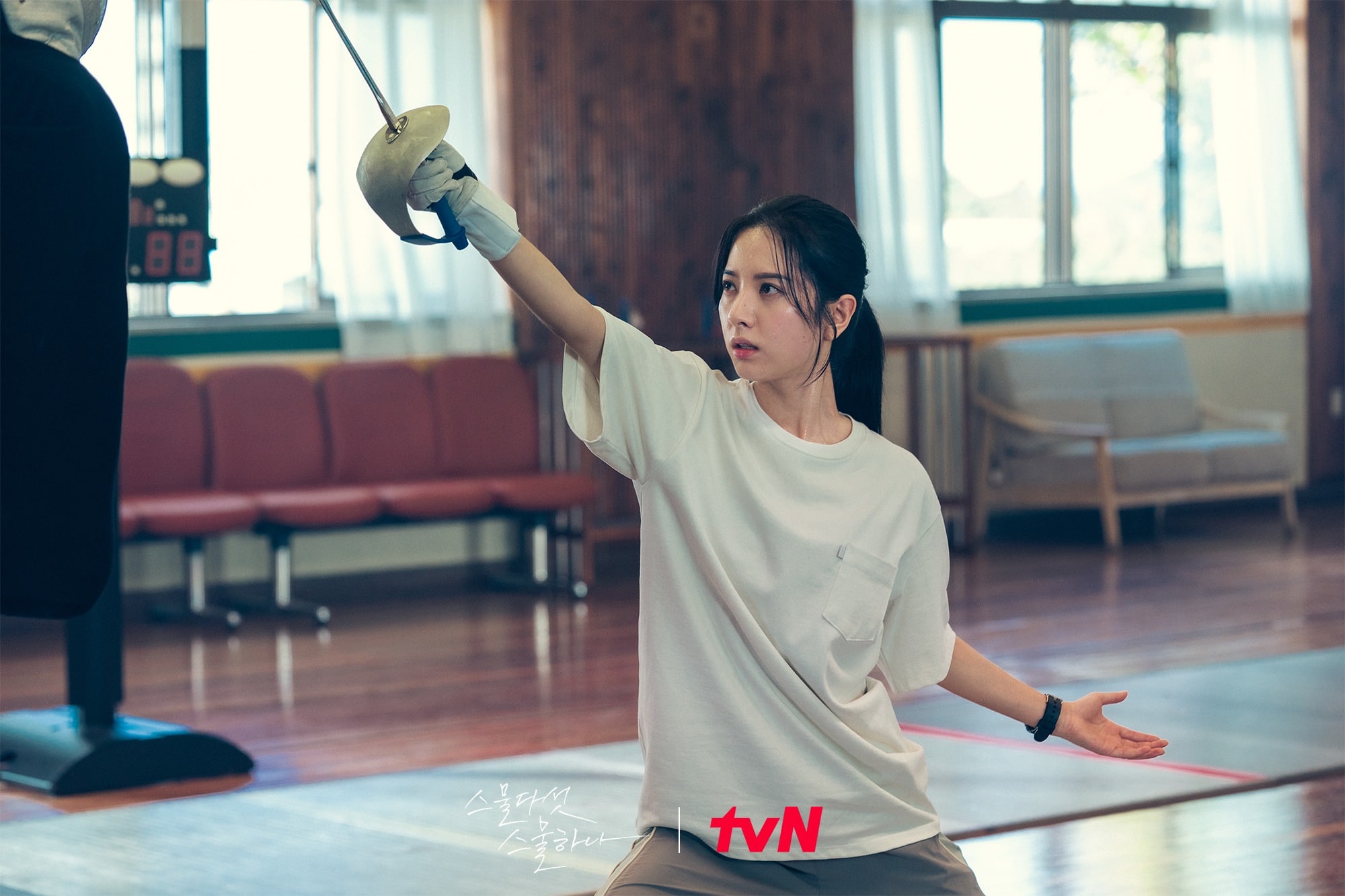 Bona de WJSN se transforma en una atleta de esgrima trabajadora y condecorada en “Twenty Five, Twenty One”