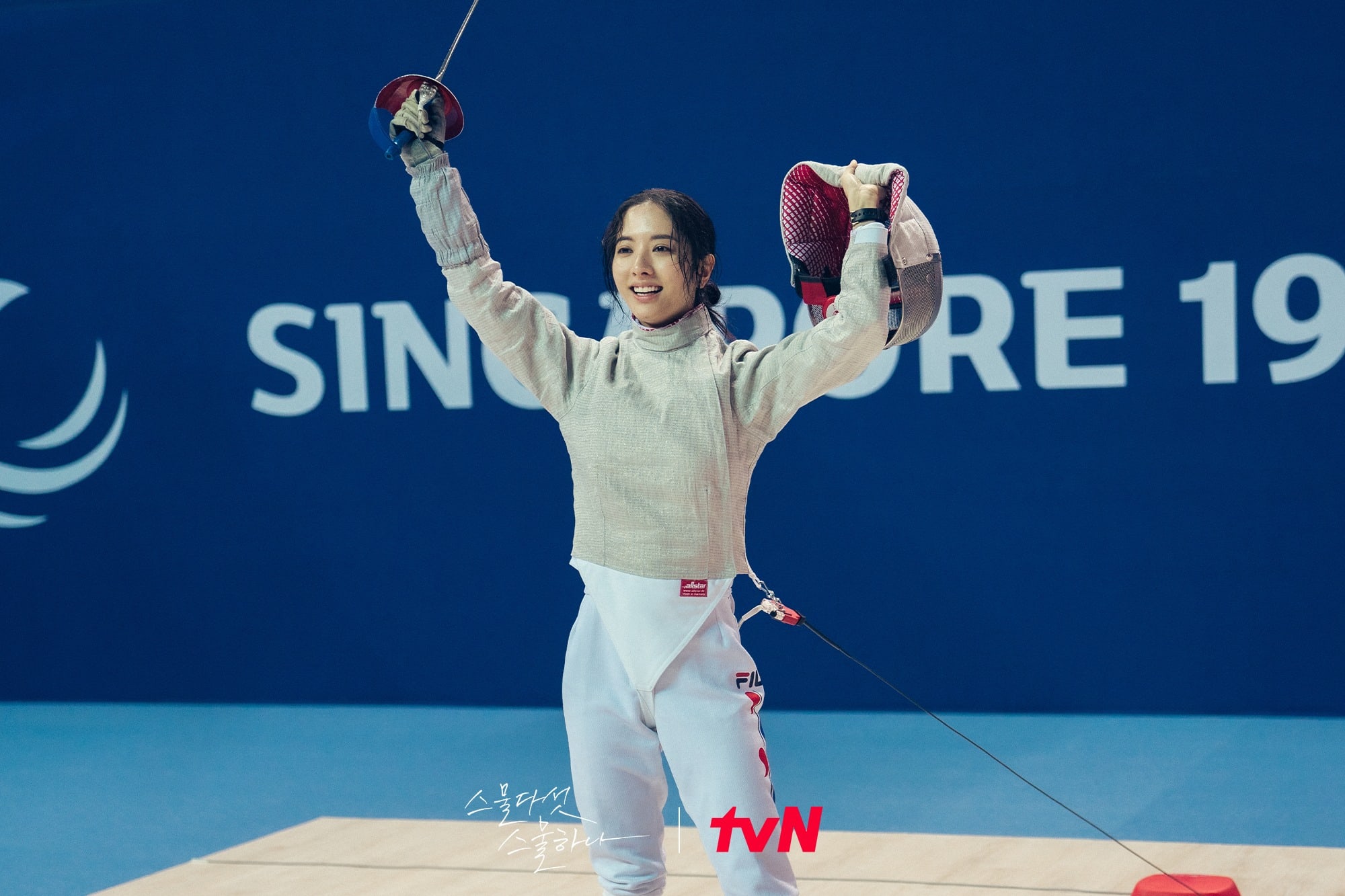 Bona de WJSN se transforma en una atleta de esgrima trabajadora y condecorada en “Twenty Five, Twenty One”