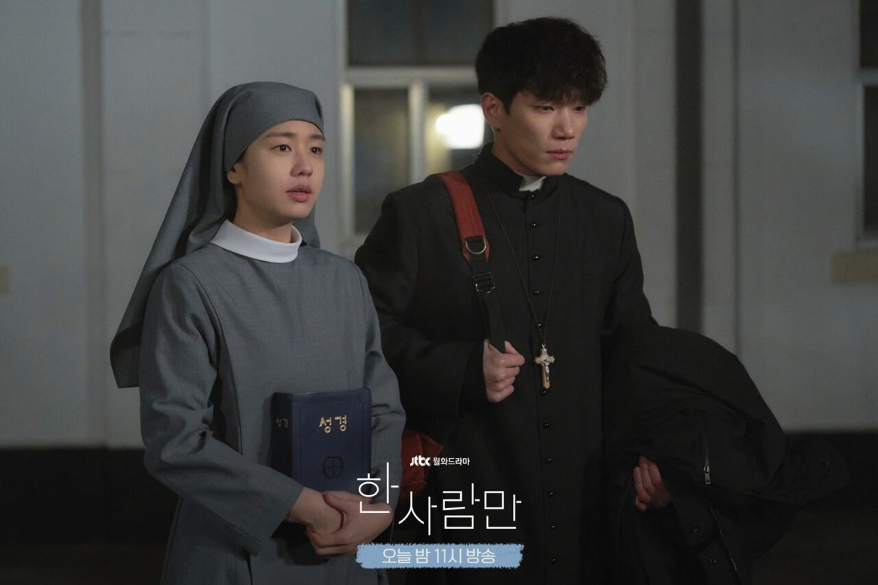 Ahn Eun Jin y Kim Kyung Nam se disfrazan de monja y sacerdote mientras huyen en “The One And Only”
