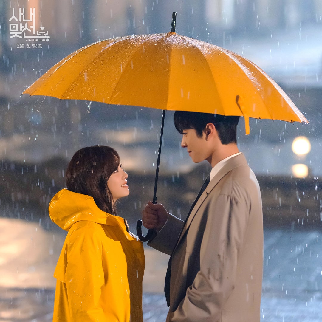 Ahn Hyo Seop y Kim Sejeong tienen un encuentro romántico bajo la lluvia en el próximo drama “A Business Proposal”