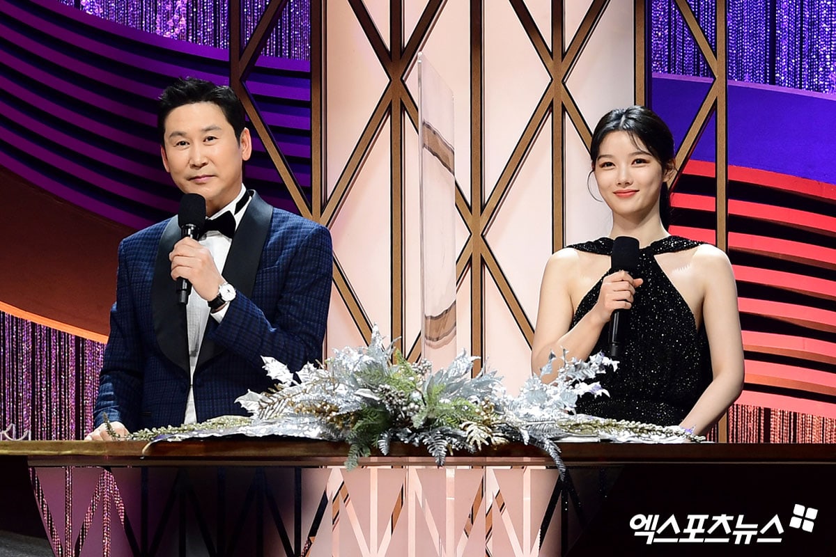 Estrellas muestran sus trofeos y glamour en la alfombra roja de los SBS Drama Awards 2021