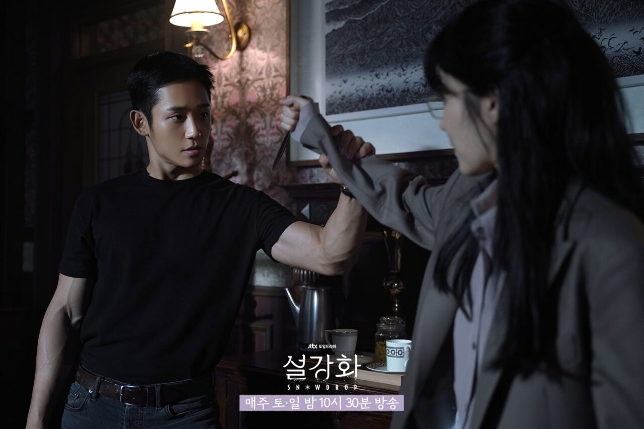 Jung Hae In y Yoo In Na se miran acaloradamente mientras aumenta la tensión en “Snowdrop”