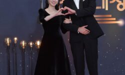 Las estrellas caminan por la alfombra roja de los premios KBS Drama Awards 2021