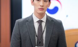 Yoon Bak es un meteorólogo inteligente y profesional en próximo drama romántico de oficina