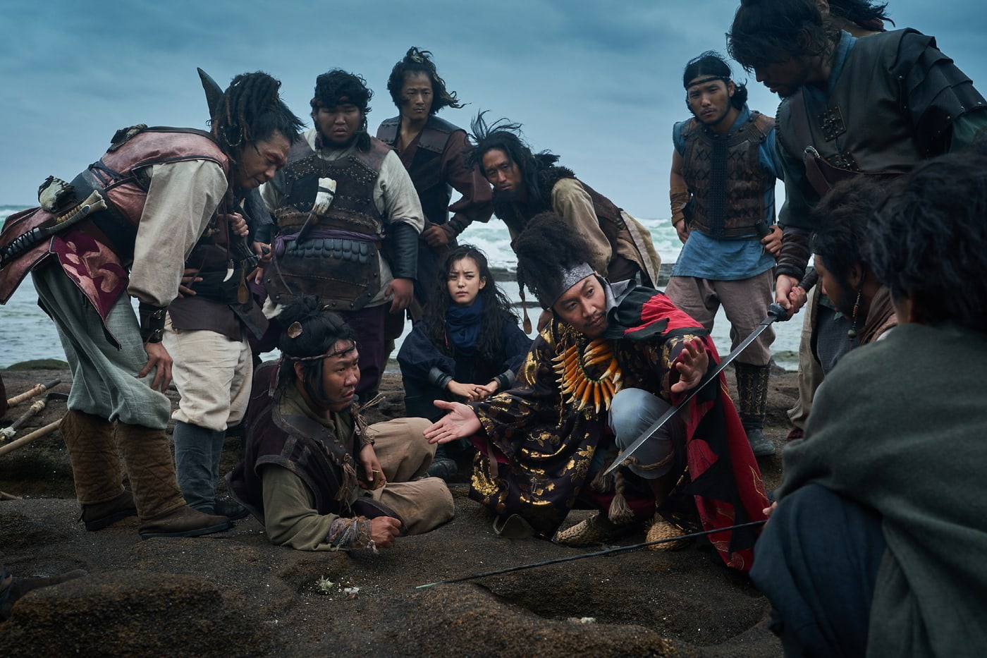 El director de “The Pirates 2” habla sobre elegir a Kang Ha Neul, Han Hyo Joo, Sehun de EXO + las dificultades de filmar con agua y CGI