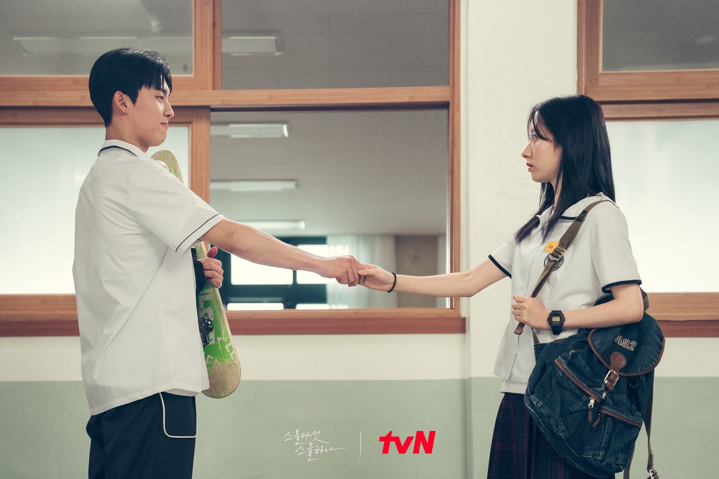 Choi Hyun Wook pilla a Bona de WJSN con la guardia baja con su repentino saludo en “Twenty Five, Twenty One”