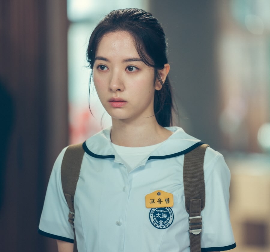 El próximo drama “Twenty Five, Twenty One” muestra un momento tenso entre los rivales Kim Tae Ri y Bona de WJSN