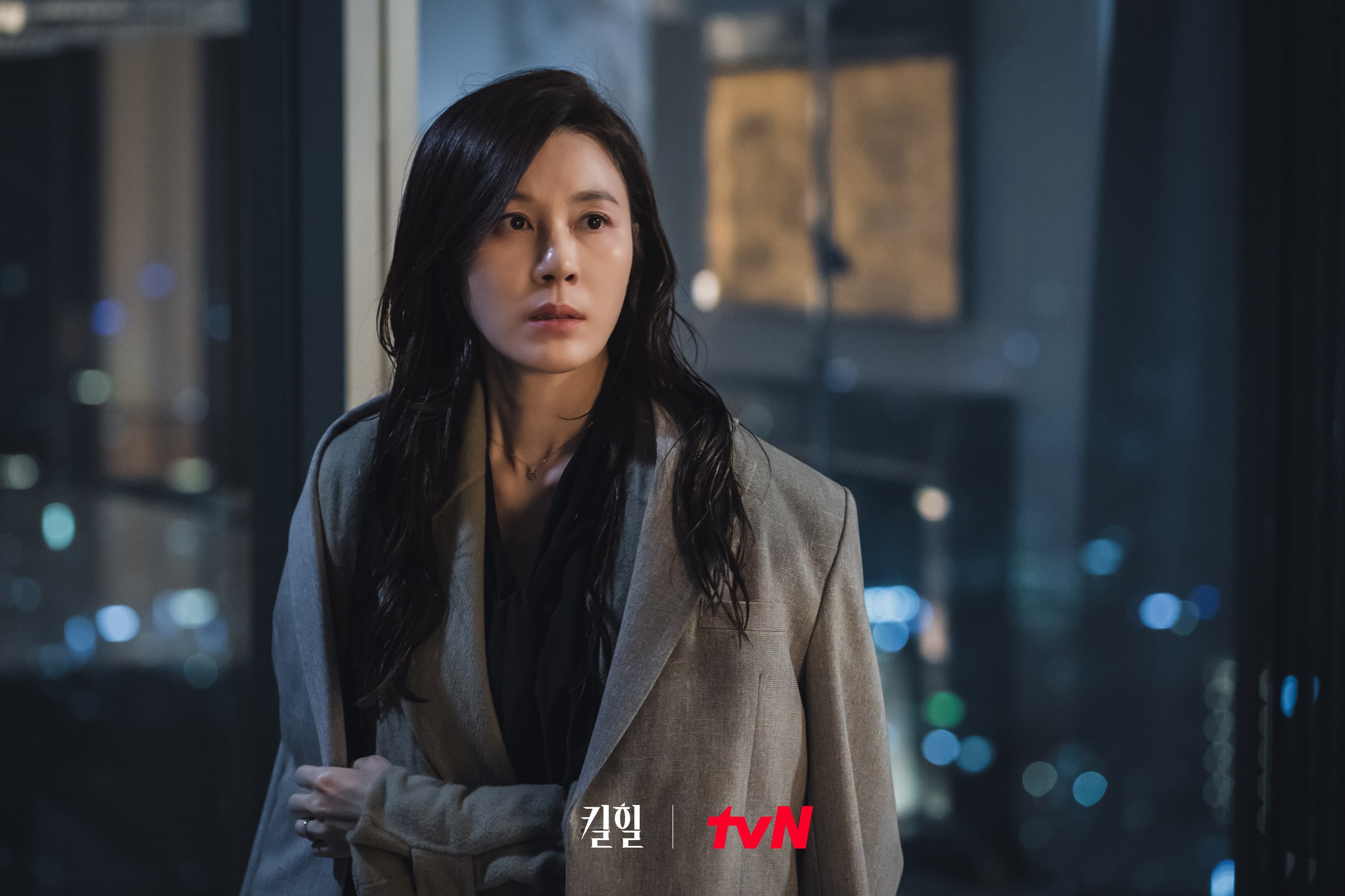 Kim Ha Neul es una presentadora de compras desde el hogar que es muy diferente dentro y fuera de la pantalla en “Kill Heel”