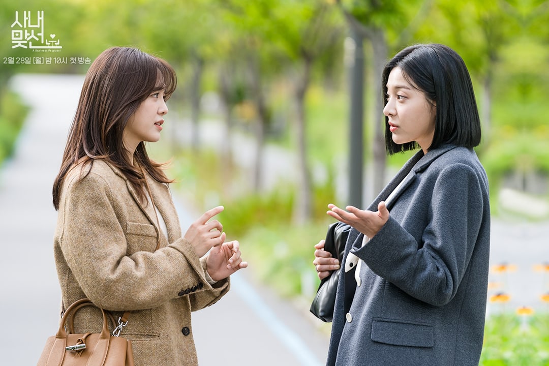 Kim Sejeong y Seol In Ah son como dos guisantes en una vaina en el nuevo drama “A Business Proposal”