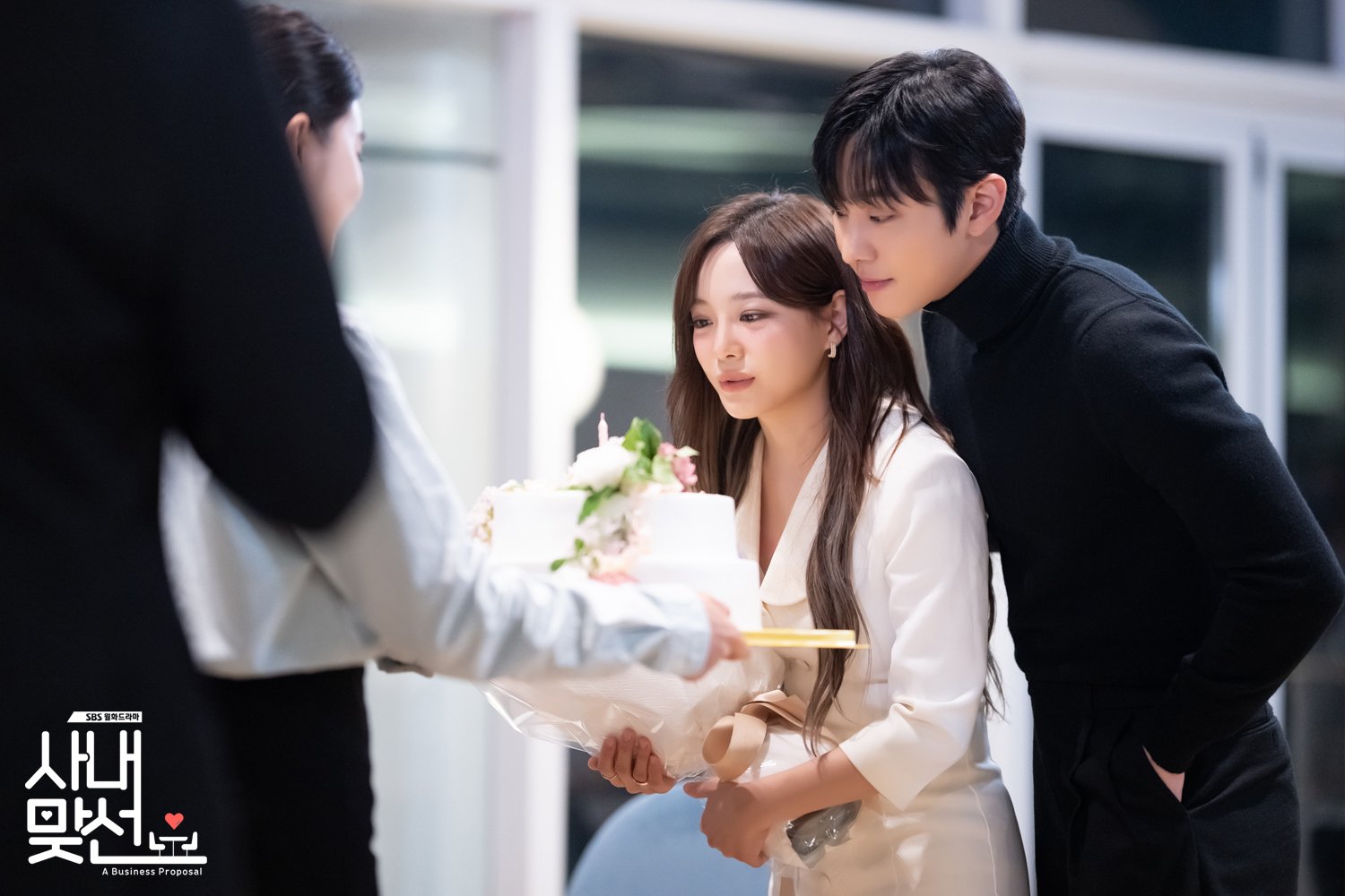 Ahn Hyo Seop y Kim Sejeong celebran su primer aniversario falso en “A Business Proposal”