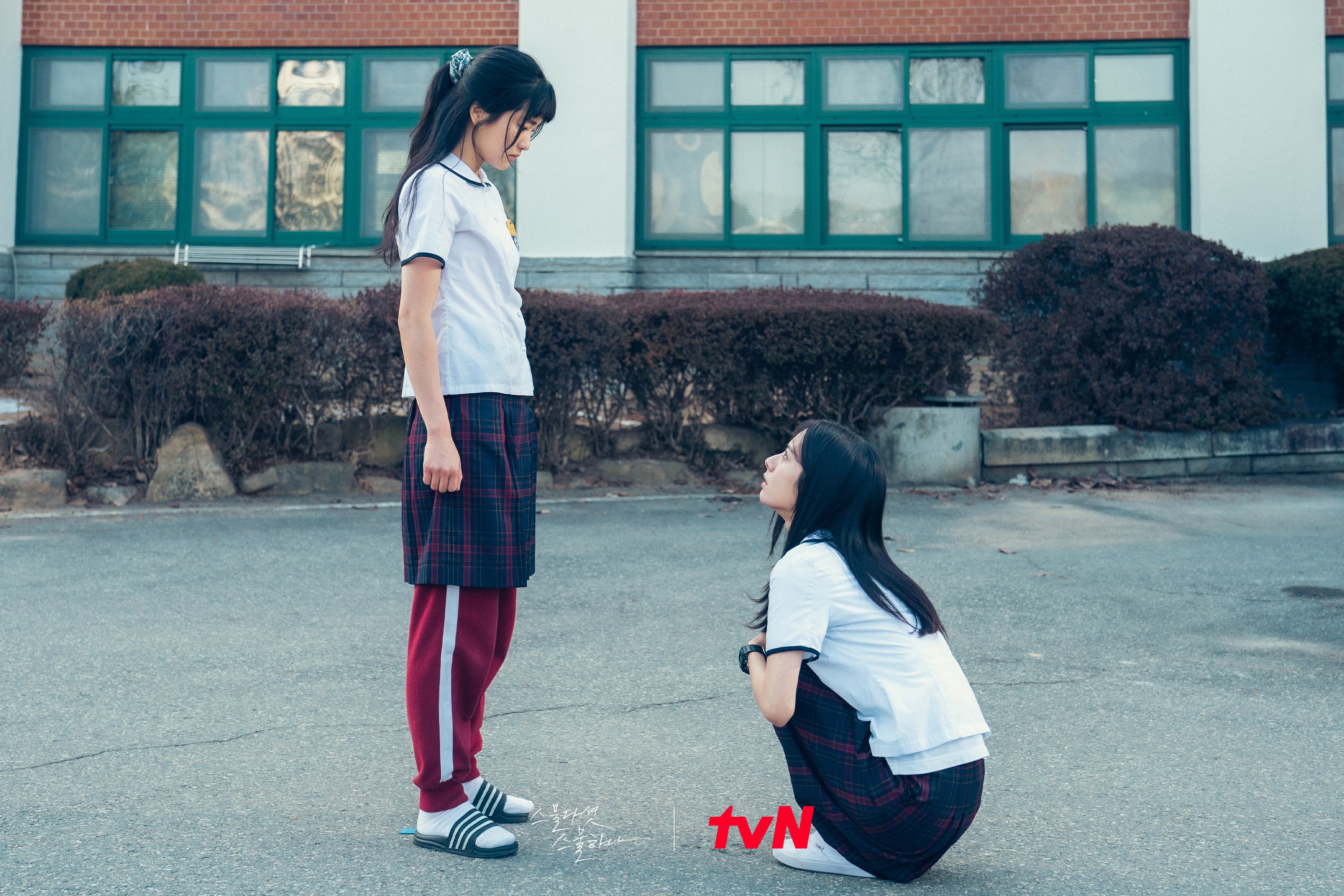 Kim Tae Ri se sorprende por el repentino cambio de actitud de Bona de WJSN en “Twenty Five, Twenty One”