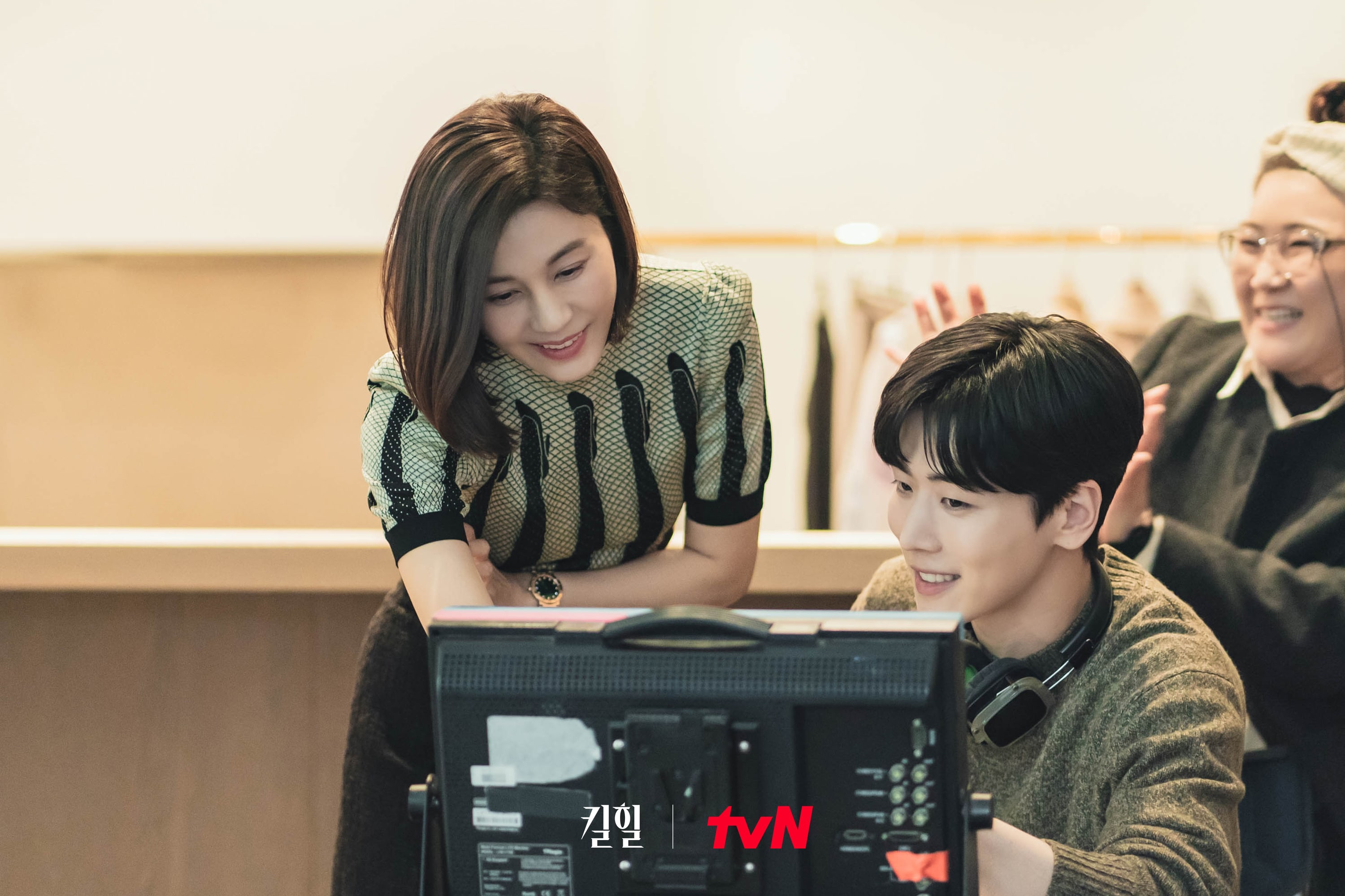 Kim Ha Neul y Kim Sung Ryung experimentan cambios drásticos en sus vidas en “Kill Heel”