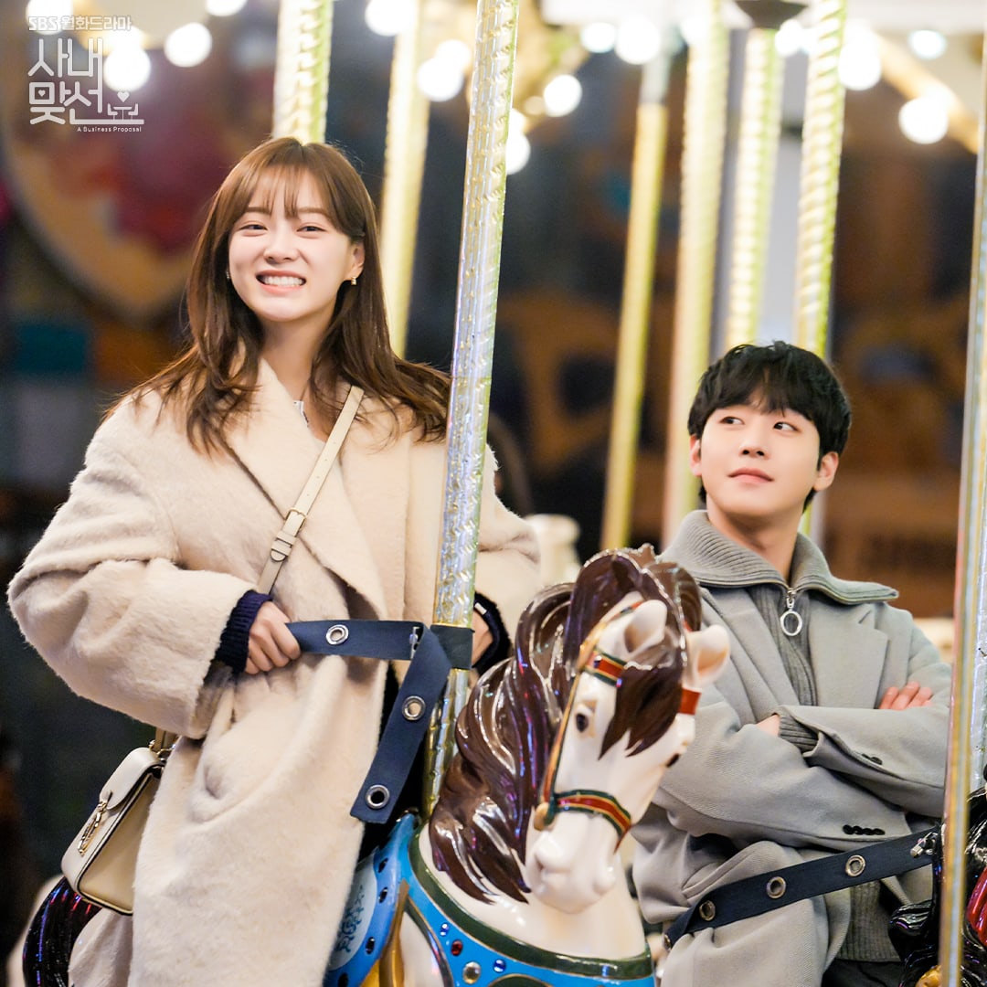 Ahn Hyo Seop y Kim Sejeong se divierten en el parque de diversiones en “A Business Proposal”