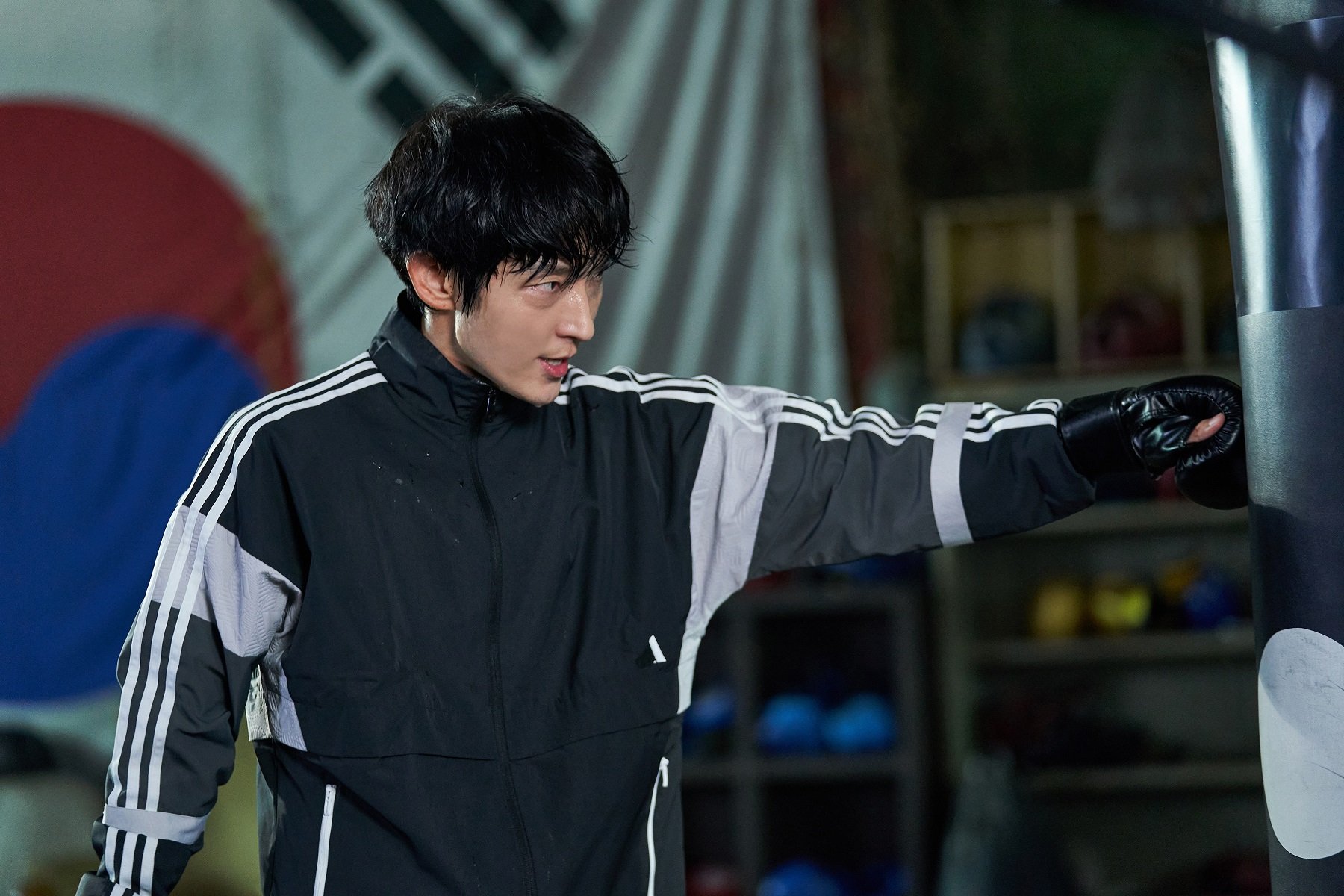 Lee Joon Gi se prepara diligentemente para una dulce venganza en el próximo drama “Again My Life”