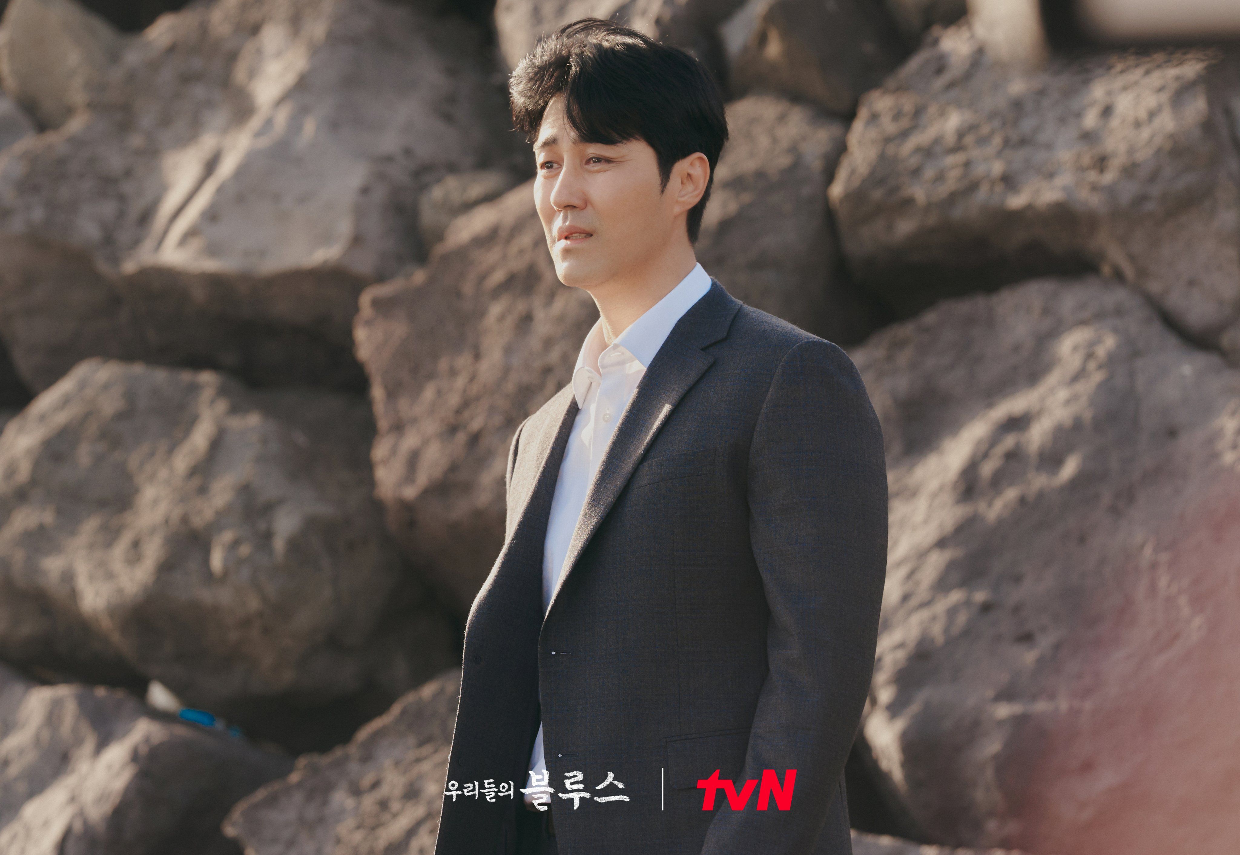 Cha Seung Won es un gerente de banco ocupado que no tiene tiempo para el ocio en el nuevo drama “Our Blues”