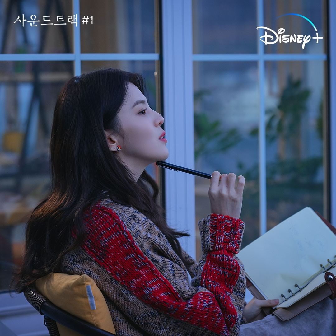 Han So Hee piensa en la letra perfecta para expresar sus emociones en nuevas imágenes de “Soundtrack #1”