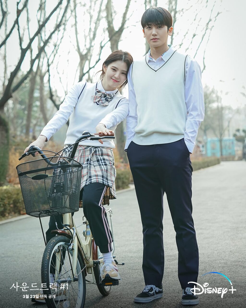 Park Hyung Sik y Han So Hee muestran una dulce química como estudiantes de secundaria en “Soundtrack #1”