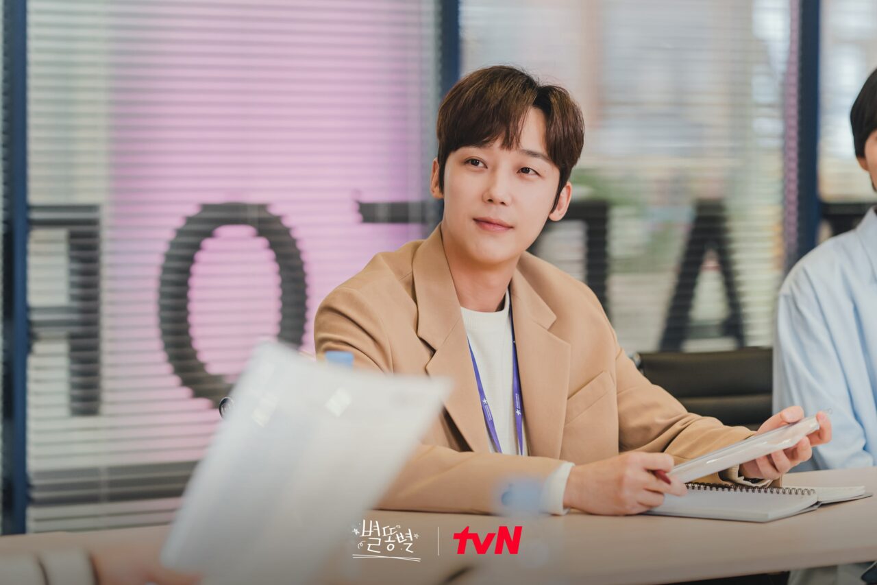 Yoon Jong Hoon se transforma en un gerente diligente con una sonrisa amistosa en “Sh**ting Stars”